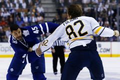 VIDEO Rukavice dolů! Další bitka NHL se strhla v Torontu