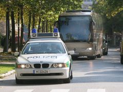 Policejní vůz doprovází autobus s českými reprezentanty ulicemi Mnichova
