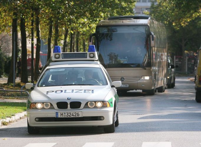 Policejní vůz doprovází autobus s českými reprezentanty ulicemi Mnichova