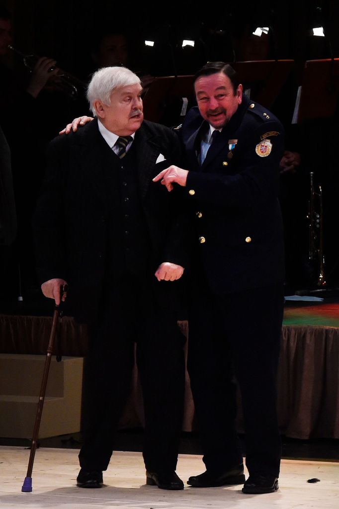 Vlevo je Stanislav Šárský jako Alois Vrána, zasloužilý hasič.