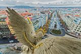 Pohled na prostor Václavského náměstí a okolí přes křídla čerstvě zrekonstruovaného sousoší „Nadšení“ od sochaře Bohuslava Schnircha.