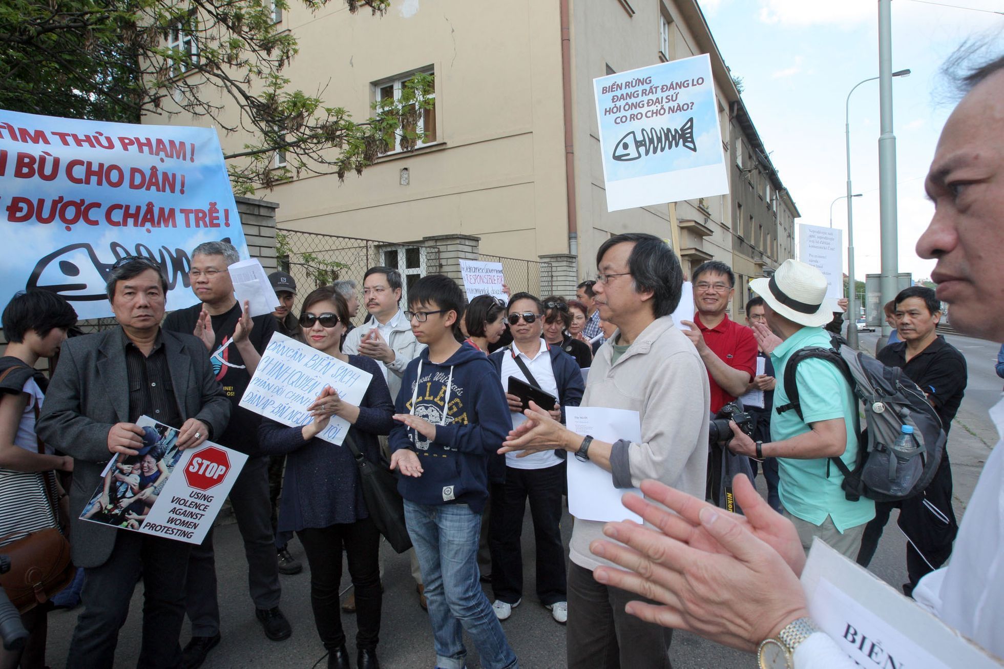 Vietnamci protestují před svou ambasádou v Praze