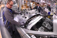 Volkswagen začíná šetřit, na elektromobily nebude třeba tolik lidí. Zruší 7 000 míst