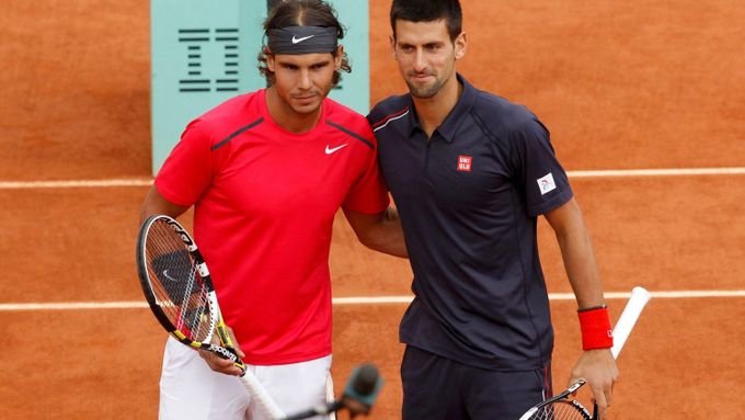 Rafael Nadal a Novak Djokovič pózují před pokračováním přerušeného finále French Open 2012