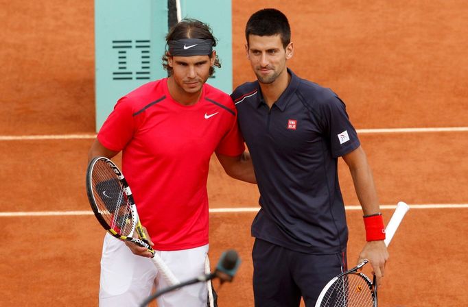 Rafael Nadal a Novak Djokovič pózují před pokračováním přerušeného finále French Open 2012