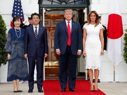 Melania Trump v Japonsku: Luxusní róby v hodnotách statisíců korun