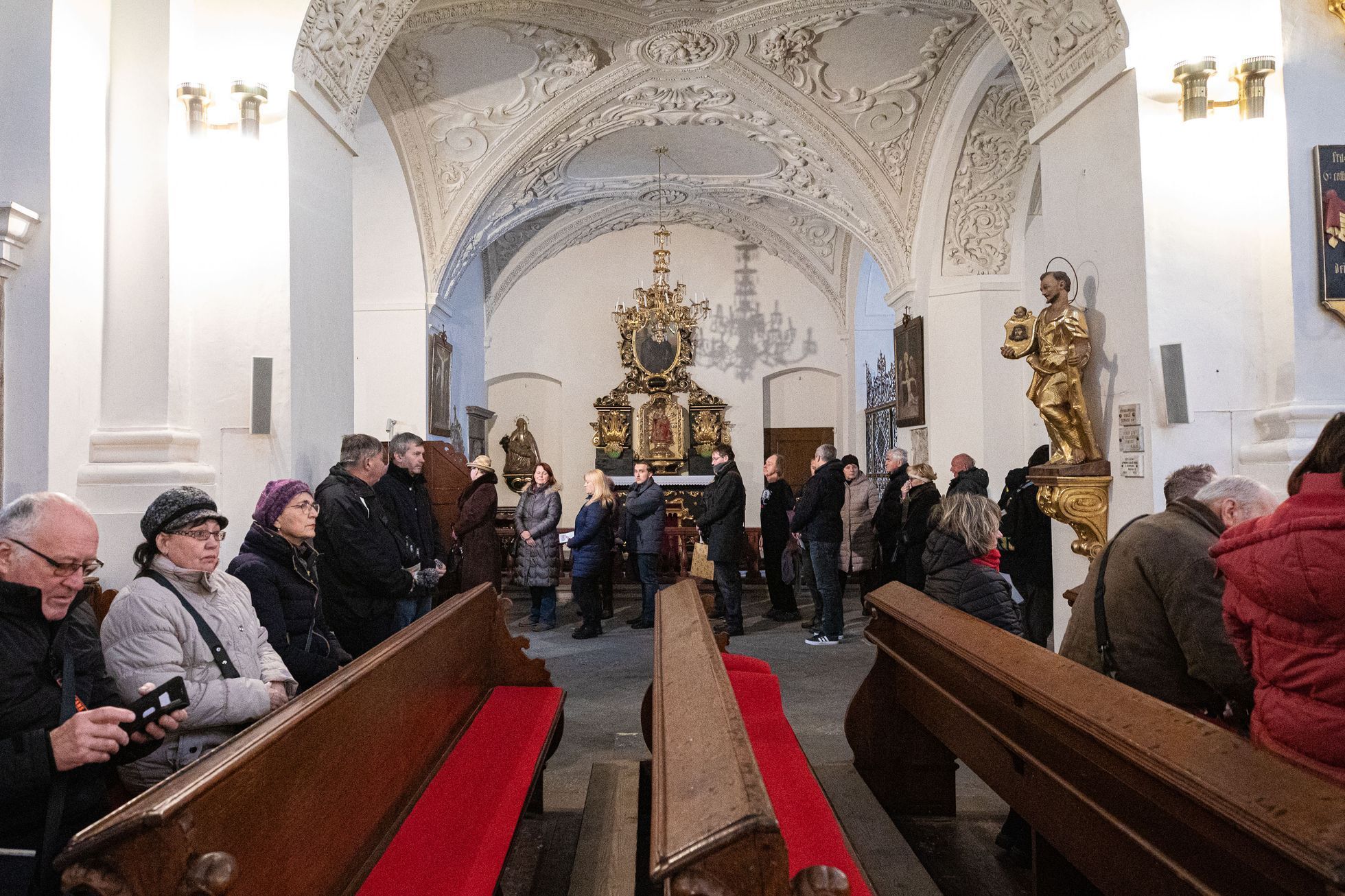 Veřejné rozloučení s Karlem Schwarzenbergem, vystavená rakev v kostele Panny Marie pod řetězem v Praze, Řád Maltézských rytířů