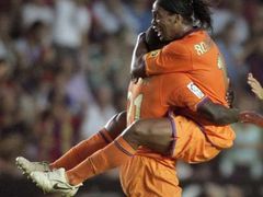 Ronaldinho a Lilian Thuram slaví gól Barcelony proti Gimnastic.