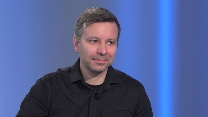 „Hrozí, že vezmou práva ženám.“ Pirát Kolaja varuje před ultrakonzervativní Evropou