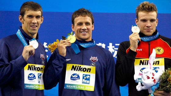 OBRAZEM Lochte porazil Phelpse, při vodním pólu tekla krev