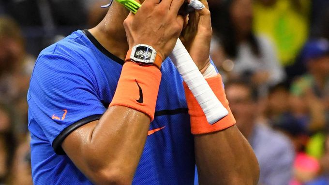 Rafael Nadal je pověstný svým dlouhým rituálem před každým podáním.