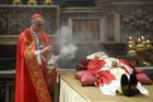 Lidé se ve Vatikánu loučili s Benediktem XVI. Arcibiskup odhalil jeho poslední slova