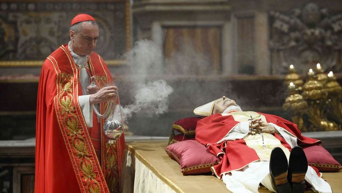 Lidé se ve Vatikánu loučili s Benediktem XVI. Arcibiskup odhalil jeho poslední slova