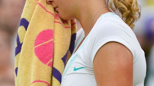 Česká tenistka Petra Kvitová je zklamaná po porážce od Američanky Sereny Williamsové ve čtvrtfinále Wimbledonu 2012.