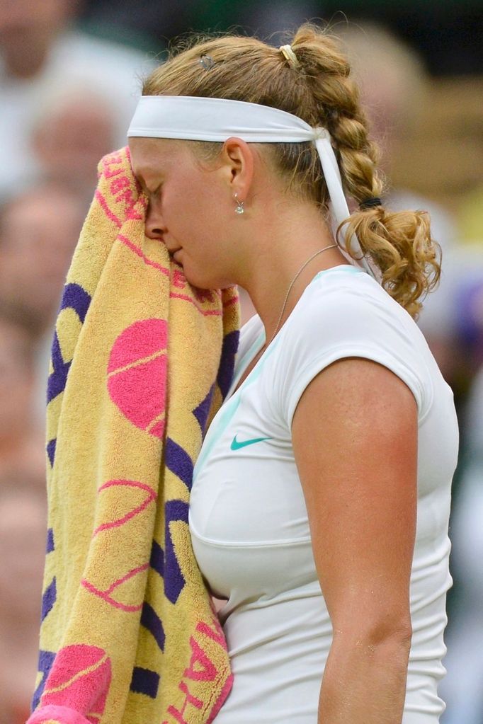 Česká tenistka Petra Kvitová je zklamaná po porážce od Američanky Sereny Williamsové ve čtvrtfinále Wimbledonu 2012.