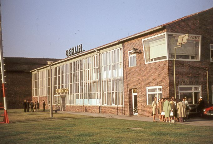 Budova letiště Schönefeld v Berlíně, 1963.