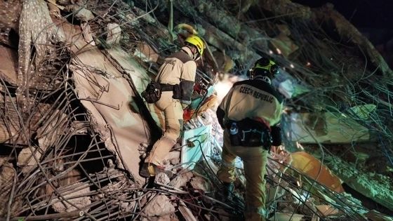 Zemětřesení, které 6. února postihlo jihovýchod Turecka a severozápad sousední Sýrie, si vyžádalo podle posledních údajů necelých 44 tisíc obětí. Z toho víc než 38 tisíc mrtvých je v Turecku.