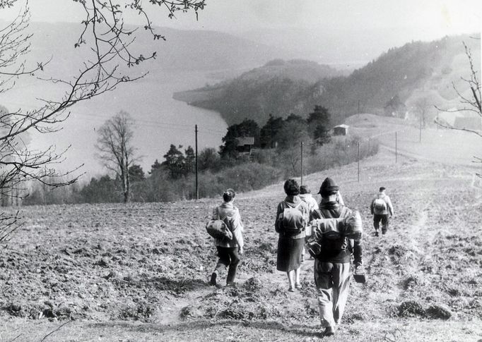 Turisté kdesi v Jižních Čechách, cca 60. léta