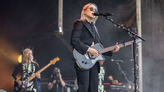 Phoebe Bridgers na Colours: Nenávidím tě a stýská se mi po tobě jako malému dítěti