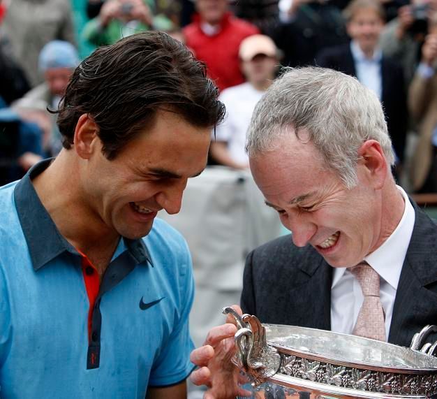 John Mc Enroe vtipkuje s Federerem