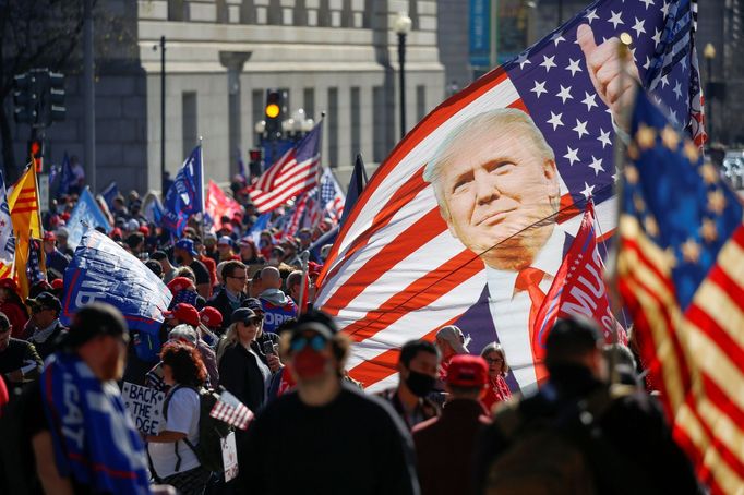 Ti, které přesvědčil, že jim ho ukradli... Podporovatelé Donalda Trumpa protestují ve Washingtonu proti výsledkům voleb.