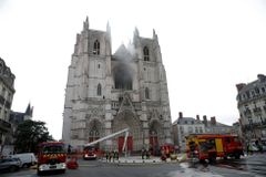 Za požárem katedrály v Nantes zřejmě nestojí žhář, zadrženého uprchlíka propustili