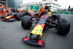 Kurňa, pane Suzuki, nechte je závodit. Formuli 1 nespasí udělátka na předjíždění, ale praví srdcaři