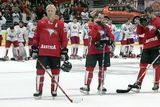 Smutní hokejisté Rakouska (zleva) Mike Stewart, Jamie Mattie a Philippe Lakos po prohraném zápase s Běloruskem, který jejich tým poslal do boje o záchranu na MS.