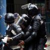 Protesty ve Venezuele - zraněná policistka