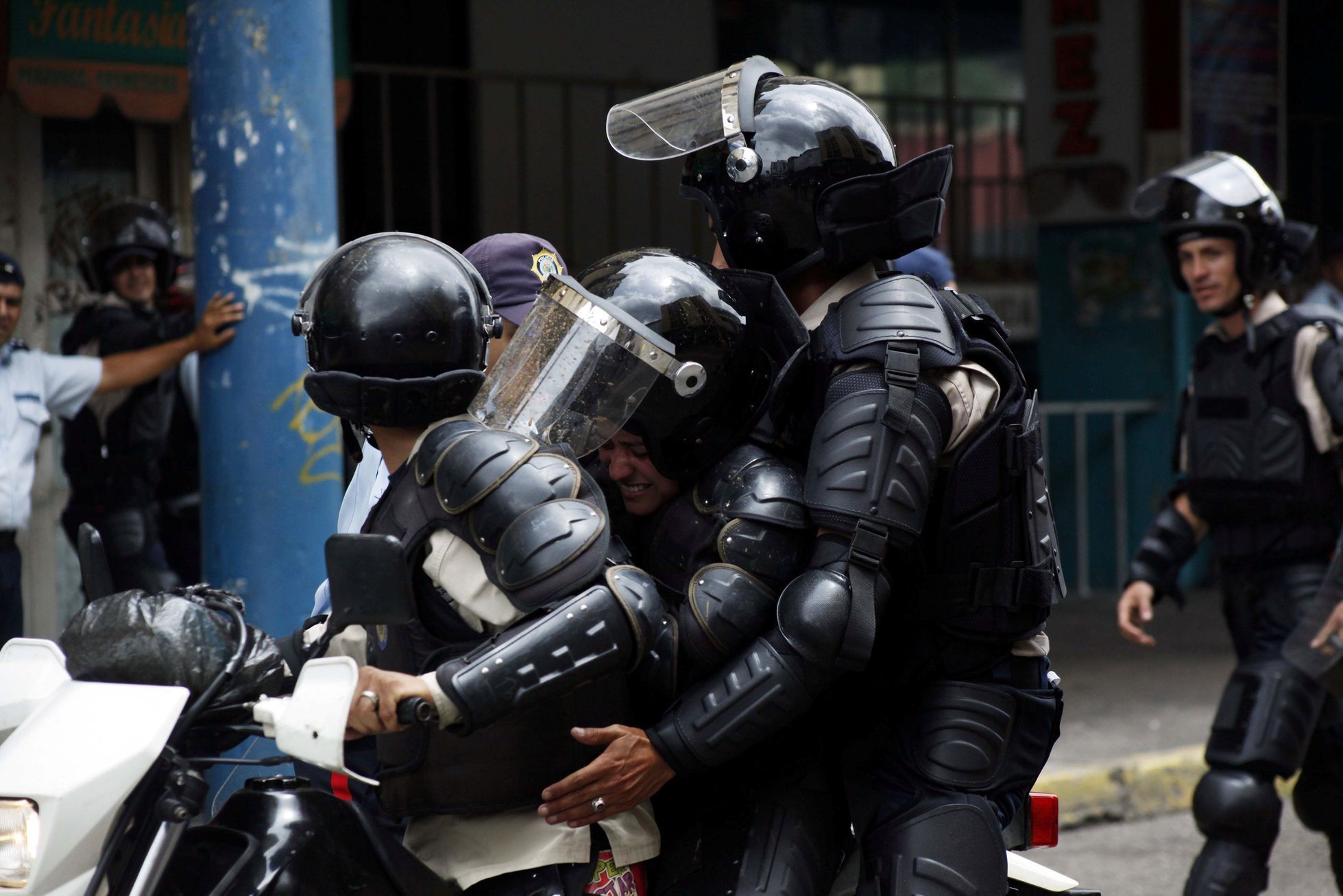 Protesty ve Venezuele - zraněná policistka