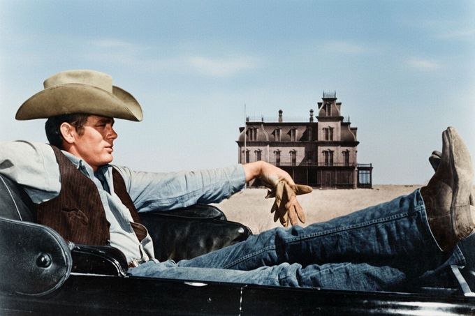 James Dean jako Jett Rink na propagačním snímku k filmu Gigant (1956), natočeném v texaské Marfě, kde v pozadí stojí kulisa filmového domu.  Kolorováno