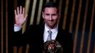 Lionel Messi s trofejí pro vítěze ankety Zlatý míč.