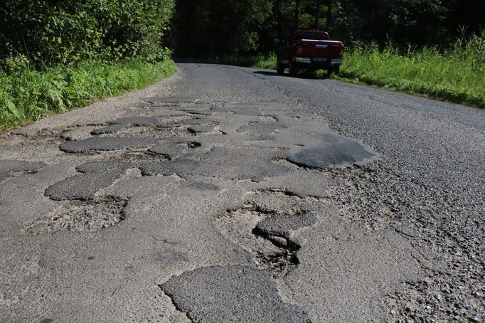 Záplata na záplatě. To je typický povrch na mnoha místech této komunikace.