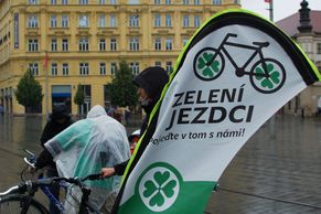 Zelení jezdci šlápli do pedálů, do Evropy chtějí na kole