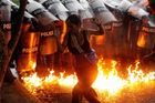 Pálení pneumatik i svržení soch Cháveze. Venezuelou zmítají protesty, mají tři oběti