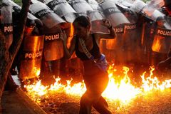 Pálení pneumatik i svržení soch Cháveze. Venezuelou zmítají protesty, mají tři oběti