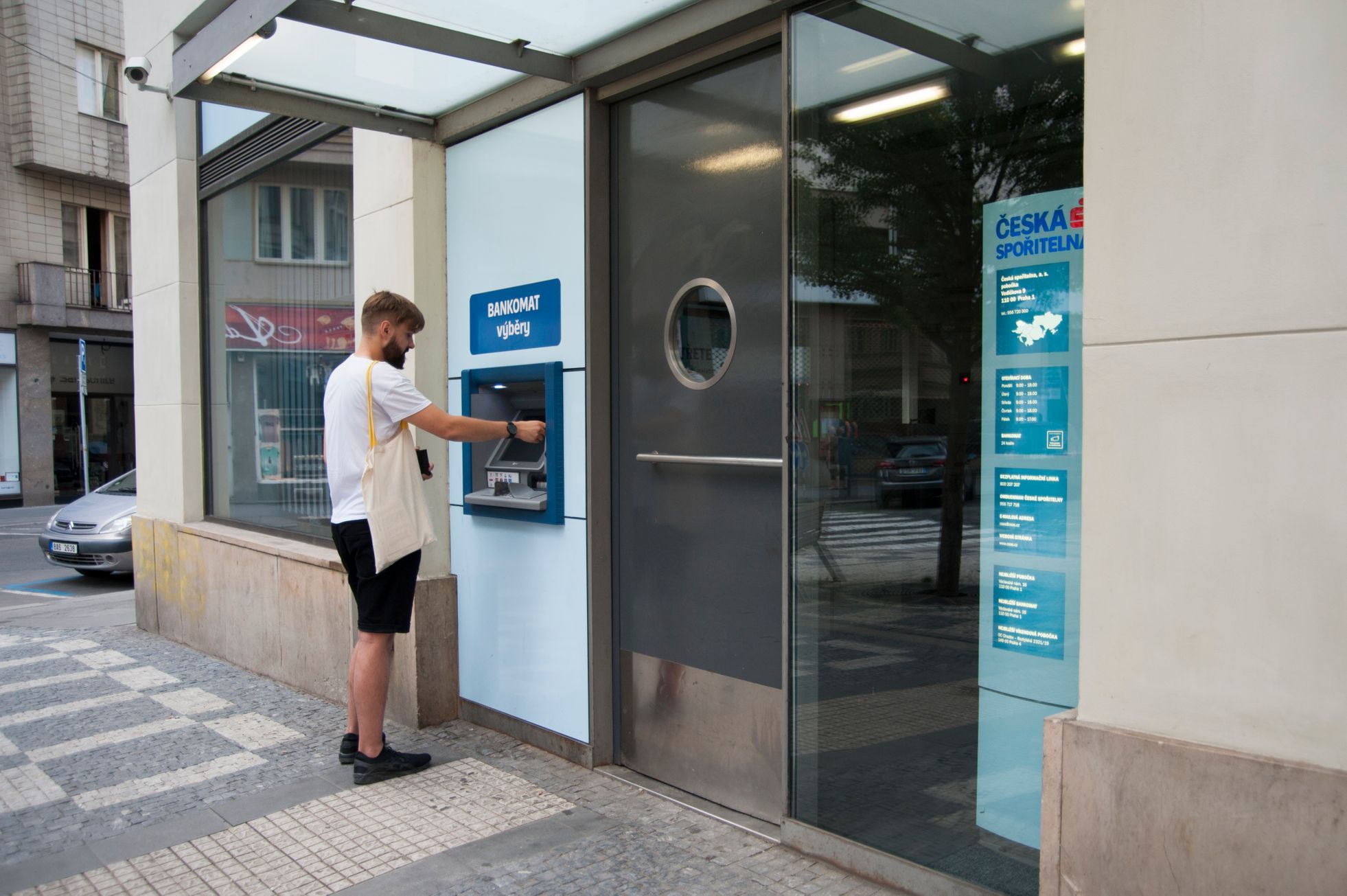 ilustrační fotografie, banka, Česká spořitelna, bankomat, 2017