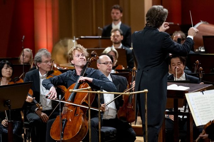 Violoncellista Julian Steckel a dirigent Jakub Hrůša.