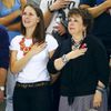 Matka amerického plavce Michaela Phelpse Hilary Phelpsová se jeho sestrou Debbie Phelpsovou zpívají hymnu během předávání medailí na OH 2012 v Londýně.