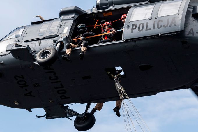 Vrtulník Sikorsky UH-60 Black Hawk polské policie během nasazení v Hřensku. 27. 7. 2022