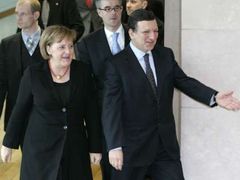Německá kancléřka Angela Merkelová spolu s předsedou Evropské komise José Manuelem Barrosem.