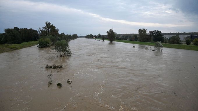 Spotlight moment: Na pár facek, komentuje povodňové "plavce" meteoroložka Zárybnická