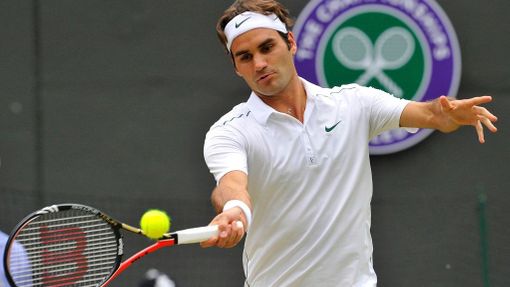 Švýcarský tenista Roger Federer odpaluje míček na Wimbledonu 2011