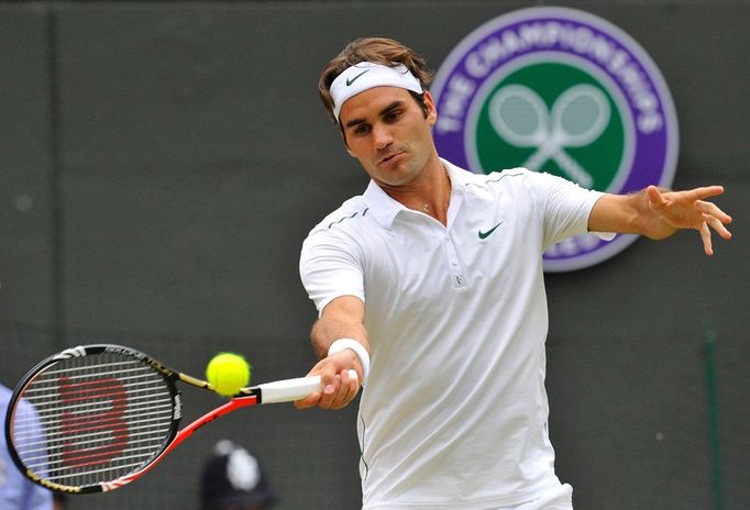 Švýcarský tenista Roger Federer odpaluje míček na Wimbledonu 2011