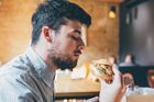 Dáváte si v restauraci nezdravé jídlo? Může za to hlasitá hudba, zjistili vědci