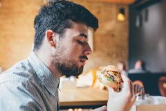 Dáváte si v restauraci nezdravé jídlo? Může za to hlasitá hudba, zjistili vědci