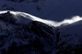V Rakousku pokračuje sněhová kalamita poté, co opět napadlo několik centimetrů sněhu. V řadě oblastí v západním Tyrolsku a ve Vysokých Taurách stoupl stupeň lavinového nebezpečí na nejvyšší, pátý. Čtvrtý stupeň platí i ve velké části německých a švýcarských Alp.
