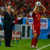 Spain's coach Del Bosque shouts instructions next to Azpilicueta during the team's 2014 World Cup Group B soccer match against Chile in Rio de Janeiro