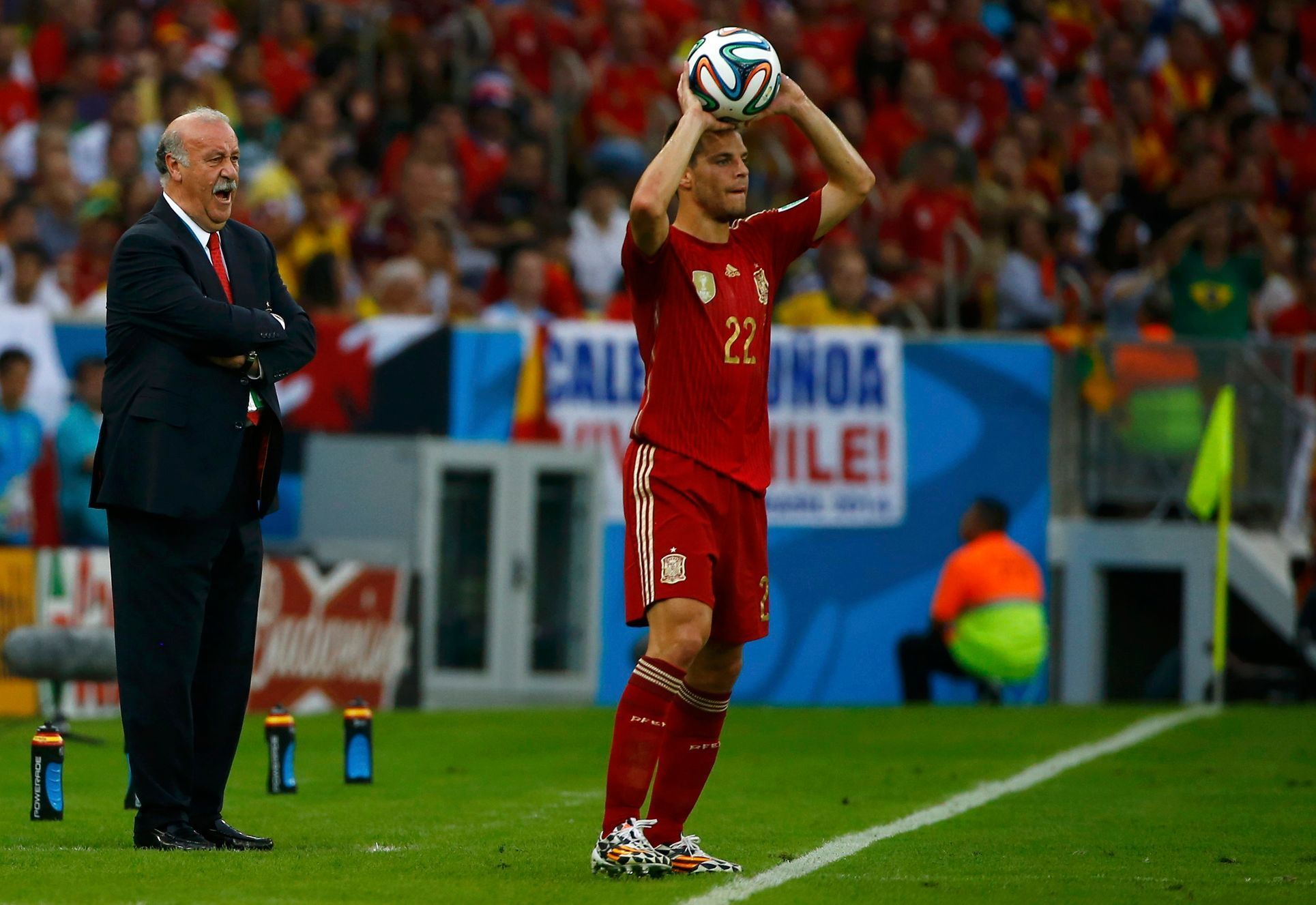 Spain's coach Del Bosque shouts instructions next to Azpilicueta during the team's 2014 World Cup Group B soccer match against Chile in Rio de Janeiro