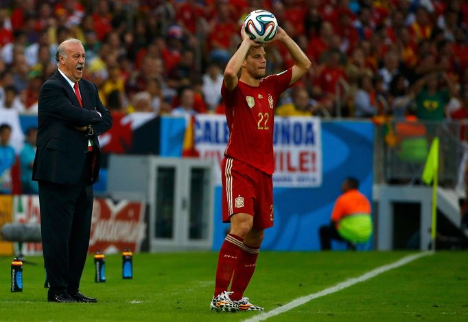 Spain's coach Vicente Del Bosque (L) shouts instructions next to his player Cesar Azpilicueta during the team's 2014 World Cup Group B soccer match against Chile at the M